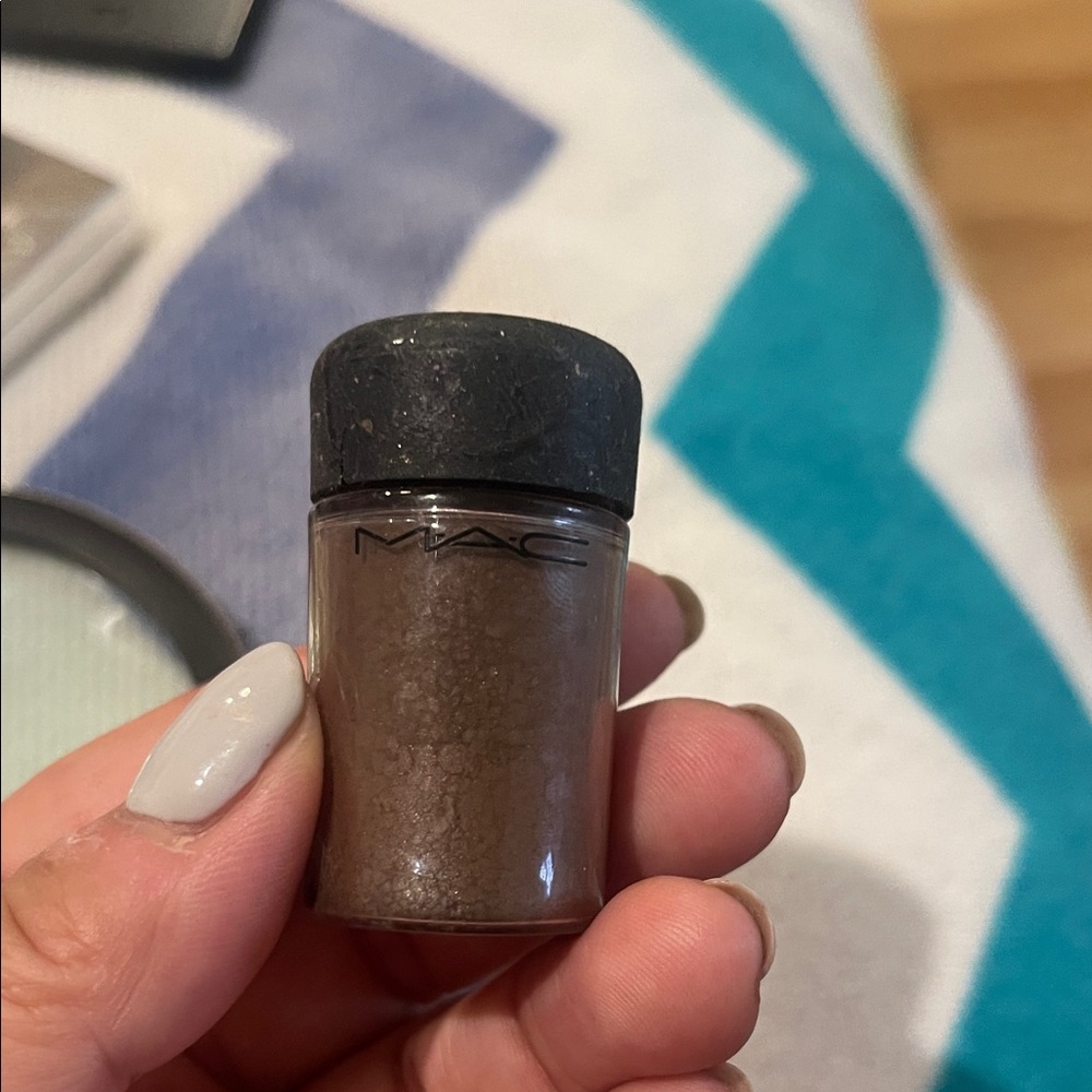 MAC Brown Pigment